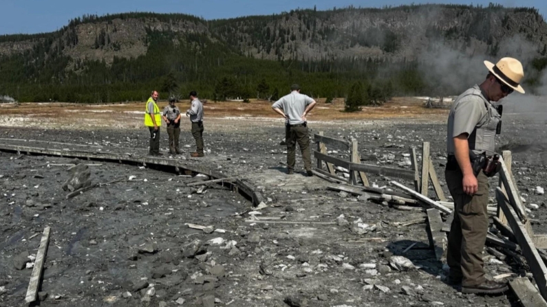 Hydrothermal explosion near Old Faithful startles tourists, but is not a precursor to a volcanic eruption