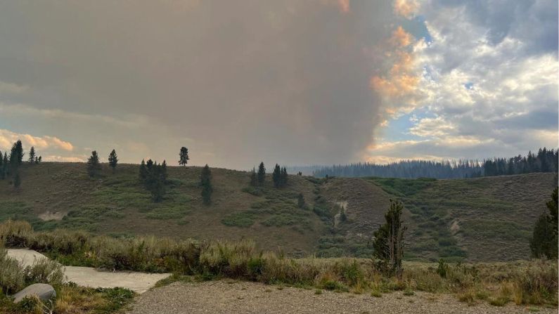 Fish Creek Fire crews make progress, Togwotee Pass delays Thursday