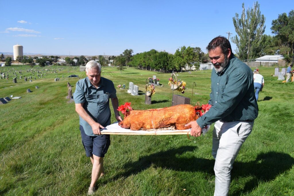 Rock Springs Mayor Max Mickelson, right, participates in a Chinese blessing of the ancestors ritual. (Jenna McMurtry/KHOL) 